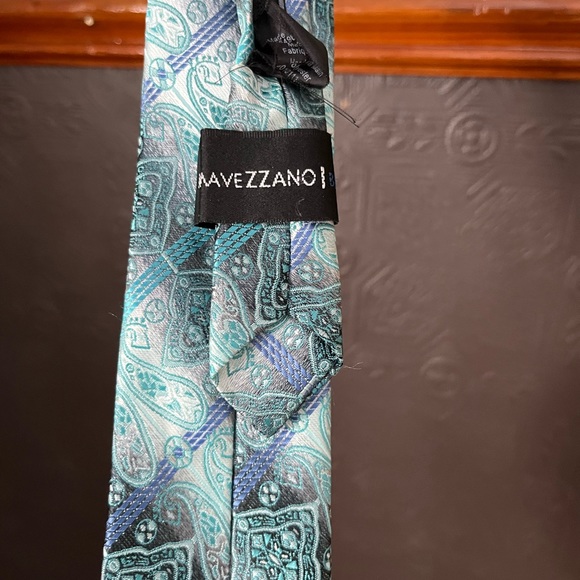 Mavezzano Boy Zip-up Tie, Paisley Print, EUC - Picture 5 of 12